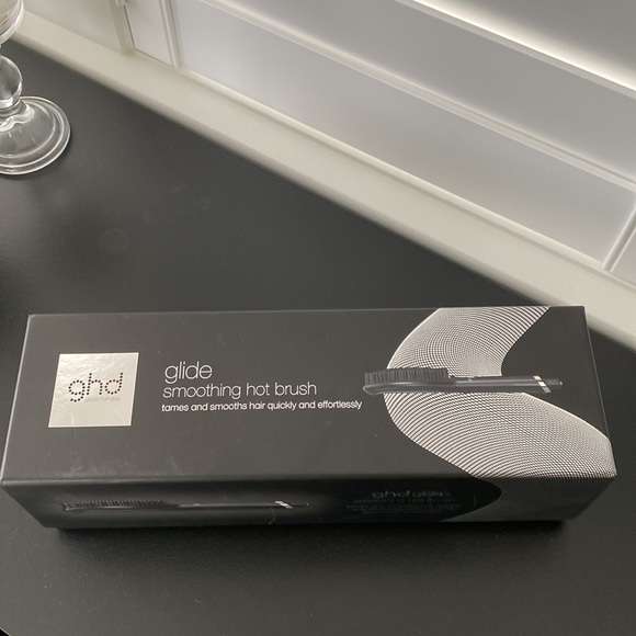 NIB GHD Glide smoothing Professional Hot Brush - Picture 1 of 7